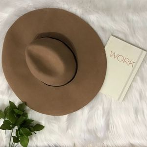 BCBGMAXAZRIA BROWN HAT WITH BELT AROUND IT